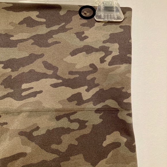 Spanx Look at Me Now Seamless Leggings, Size L, Green Camo - Picture 4 of 6